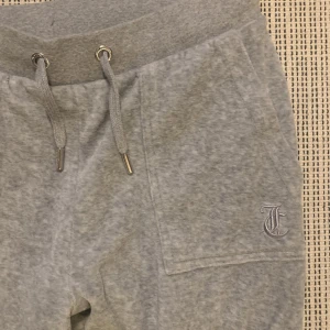 Juicy byxor ⚡️ - Säljer mina gråa juicy byxor dom är i barn storlek o dom passar super bra ändå på mig som är 164 köppta i höstas o nästan aldrig andvända säljer för hälften så dyrt som jag köppte dom💞