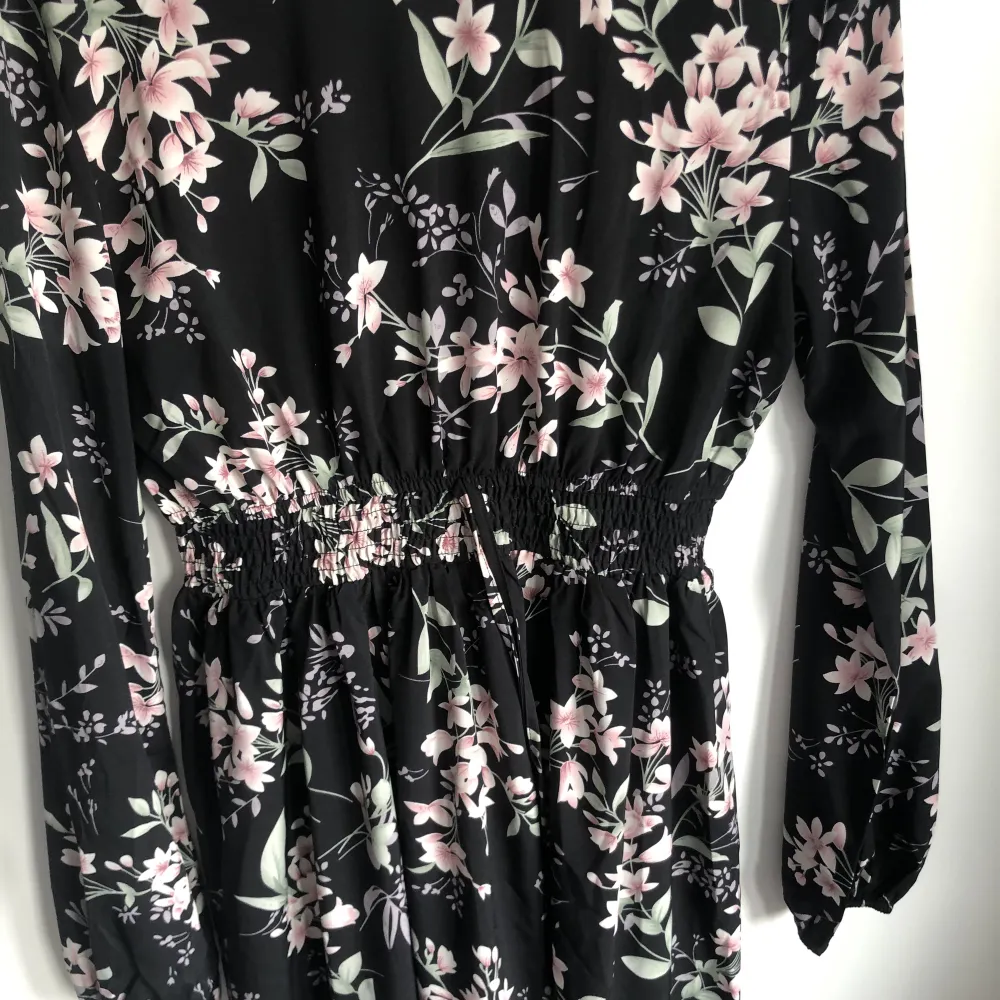 Säljer denna blommiga klänningen från Shein då den inte kommer till användning💕Är både somrig och passar på vintern med tights till 💕Använd en gång, nyskick . Klänningar.