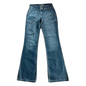 y2k low-waits jeans, XXS - dem passar tyvärr inte på mig, annars skulle jag haft på mig dem varje dag! </3 Här kommer måtten: Midja: 33cm Total Längd: 105cm