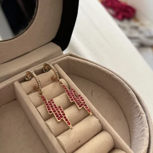 Örhängen blixtrar - Guldörhängen men blixtrar från Kapphal, jätte Gina och jätte söta💕