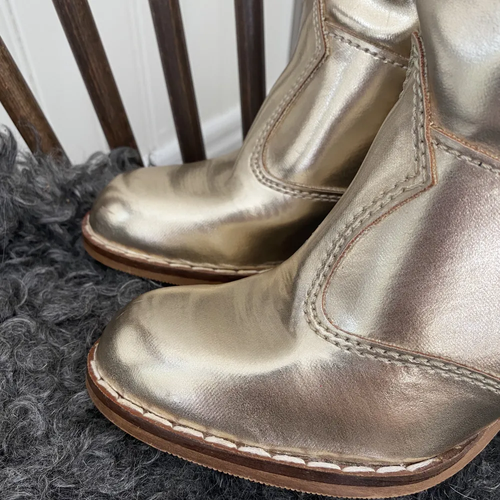 Så galet fina boots i guld! De är vintage och i jättebra skick. Gjorda i Italien. Skriv privat för fler bilder eller intresse💗. Skor.