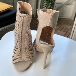 Klackskor stl 35 - Oanvända klackskor i stl 35 från Nelly. 