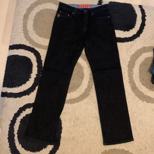 Jeans - Svarta/mörkblå jeans. Bra kondition, knappt använd.