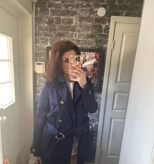 Trenchcoat från GUESS - Använt endast 2 gånger. Köpte den för flera år sedan för ca 3000 kronor. 