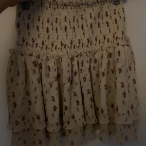 Kjol - En jätte jätte fin kjol som jag tyvär inte använder har använt den några gånger men den är i jätte bra skick pris kan diskuteras 