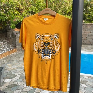 Kenzo t shirt - En gul t shirt från Kenzo Perfekt till sommaren  Endast använd ett fåtal gånger