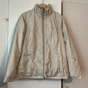 Skidjacka  - Skidjacka från Decathlon. Använd en säsong. Med ficka i armen för liftkort. Storlek L men passar även M. Gott skick! 