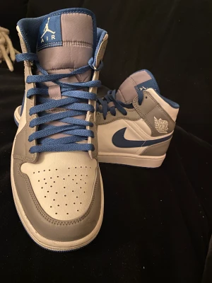 Jordan 1 mid True blue  - Nästan aldrig använda, väldigt bra skick, Kvitto finns och är 100% äkta 