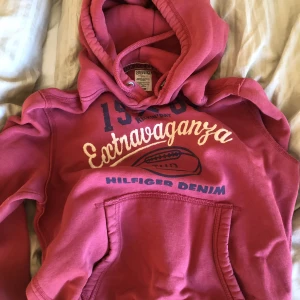Hilfiger Denim Hoodie  - Jätte bra kvalite och sitter snyggt! Passar till både tjej och kille. 