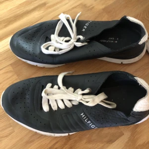 Tommy Hilfiger skor (40) - Knappt använda trainers fast lite elegantare än vanliga trainers. Super sköna, sitter precis Strl 40