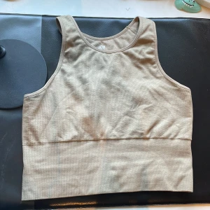  Träningströja - En fin och oanvänd tränings tröja. Den är ribad ocb siter på plats.❤️