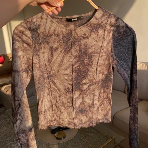 Topp  - Säljer denna fina mesh toppen med glitter från bikbok storlek M  