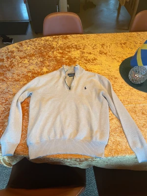 Ralph lauren - Jag säljer min Ralph lauren tröja då den inte kommer till användning, den har ett litet hål i underärmen men annars i grymt skick. Hör av er om ni är intresserade😊