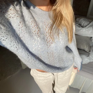 Stickad tröja  - Köptes förra sommaren på Mango💗 Har tyvärr inte kommit till användning därmed i väldigt bra skick💗storlek Medium men passar på mig som brukar ha Xs💗 Perfekt nu till sommaren💗💗