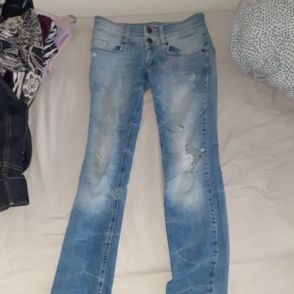 Två par jeans dom mörka är från gina använda 1gg men va för små o är frpn fb sisters. dom ljusa är sjukt sköna och använda men i jättebra skick. . Jeans & Byxor.
