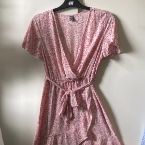 Sommarklänning  - Fin rosa sommarklänning från shein! Storlek S❣️ Använd Max 1 gång 