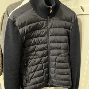 Moncler Cardigan - Moncler Cardigan i Navy i nyskick. Garanterad äkthet, avgör skicket själv. 2019 modell som är svår att få tag på. Mitt pris 4700 sek