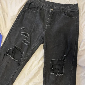 Mom jeans  - Super fina högmidjade mom jeans med slitningar. Dem går mer åt det ”grå” hållet och var så ifrån början. I bra skick! 