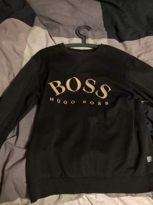 En fin Hugo boss tröja säljer då för att den är för stor den har ett håll som man inte kan se men den är lite sönder under armarna men fin man kan inte se det 