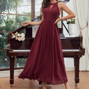 Festklänning  - Oanvänd Festklänning/balklänning i storlek L. Färgen vinröd. 