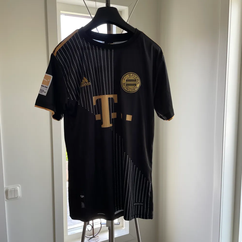 Säljer den här snygga fotbollströjan av Bayern München med Lewandowski på ryggen!  Storlek M. T-shirts.