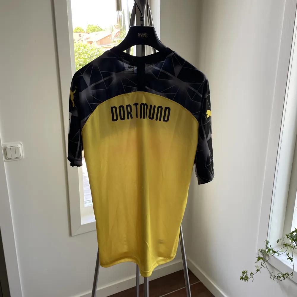 Snygg Dortmund tröja, från säsongen 18/19 med inget namn på ryggen! Storlek M. T-shirts.