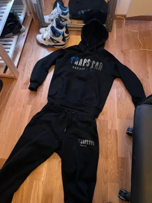 Trapstar - Hej säljer min trapstar tracksuit . Inga skador eller så. Köpt för 2000kr säljer för 1500kr , hör av er pris kan diskuteras 