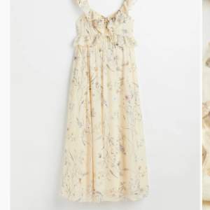 SÖKER denna klänning från hm i storlek s eller xs. Hör av er om ni vill sälja!💕