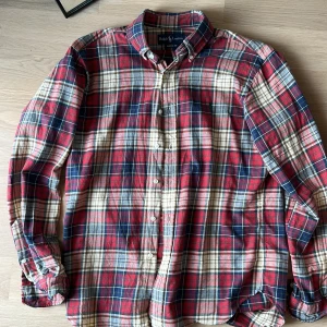Ralph lauren skjorta  - Flanellskjorta från Ralph lauren i storlek M, sitter dock med som en L 