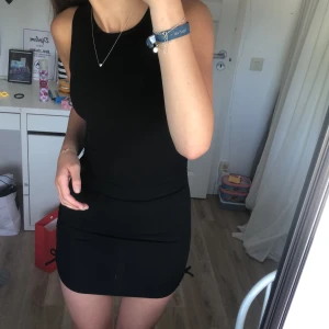 Svart klänning  - Man kan ändra längd på klänningen med hjälp av smörerna på sidorna!❤️