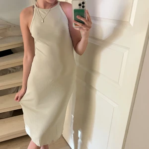 Filippa K - Säljer denna superfina klänningen från Filippa K🫶🏻säljer för 150kr, frakt står köparen för