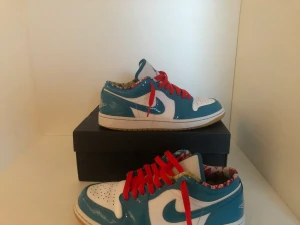 Jordan 1 low  - Air jordan 1 low barcelona cyber teal! Tveka inte om att fråga oss om du jndrar något! Finns möjlighet att sänka pris vid snabb affär 💙