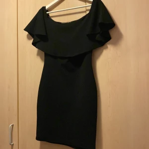 Svart Axel klänning  - Svart åtsmitande klänning  Köpt i London 