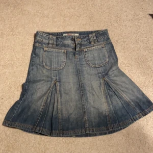 Jeans Kjol  - Fin lite längre jeans kjol , köpt på 2nd hand  Jätte bra skick men används inte pga fel storlek!  Storlek M