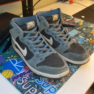 Sb dunk High mineral slate - Sb dunk high mineral slate Skick: 7/10, bar dom runt slutet av sommarn men har ej använt dom mycket sen dess. Storlek 45 men passar även 44,5-45,5 Inget kvitto Pris kan diskuteras vid snabb affär Tvättas innan dom skickas