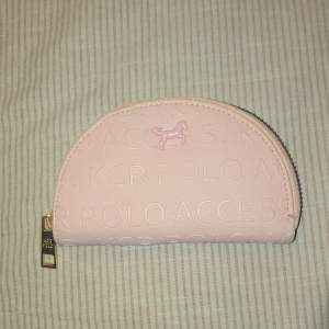 Det här är en rosa liten plånbok som har mycket plats