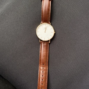 Klocka  - Säljer denna Daniel Wellington Klocka som är oanvänd. Köpt för ca 3-4 år sedan men aldrig använd då den inte är min stil. Nypris: 1 900kr