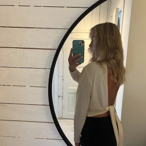 Blus med öppen rygg - Blus från Nelly med öppen rygg i storlek S