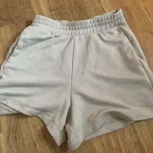 Säljer mina shorts då jag knappt använder dom. Dom är från Lindex och är i storlek S. Inte så varma som dom ser ut!  70 kr+frakt⭐️ 