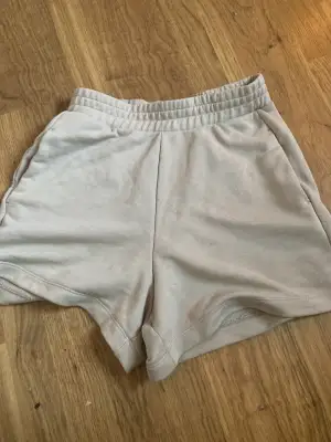 Säljer mina shorts då jag knappt använder dom. Dom är från Lindex och är i storlek S. Inte så varma som dom ser ut!  70 kr+frakt⭐️ 