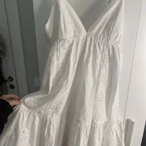 Säljer min zara klänning då den är lite stor. Skavanker finns där för billigt pris Skriv för bilder☺️