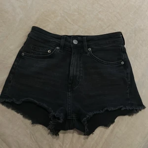 Jeansshorts - Svarta jeansshorts från HM. Fint skick.