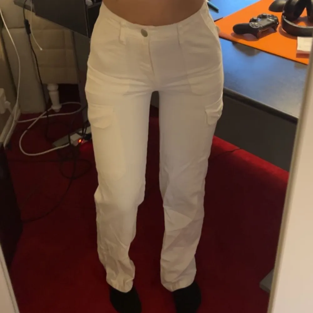 Säljer dessa högmidjade snygga cargo byxa från zara då de inte kommer användning. De är helt nya har använt dom bara 2 gånger❤️. Jeans & Byxor.