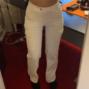Vit cargobyxa - Säljer dessa högmidjade snygga cargo byxa från zara då de inte kommer användning. De är helt nya har använt dom bara 2 gånger❤️