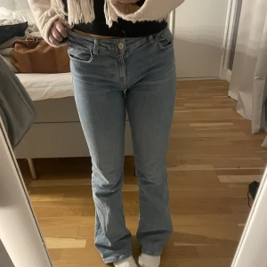bootcut jeans - säljer dessa as snygga jeans från zara i storlek 34👖👖dom är helt slutsålda på hemsidan, pris kan diskuteras vid snabb affär!