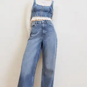 Limited edition jeans med hög midja och vida ben från Lee’s kollektion med H&M.  Aldrig använda.  100% bomull 