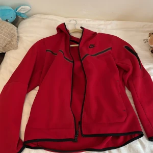 nike tech kofta - Äkta tech kofta köpt från nikes hemsida, använd ett par gånger men är för stor för mig ☺️ Priset kan diskuteras