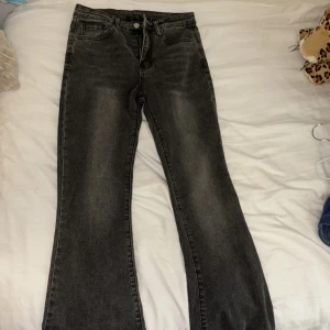 Gråa jeans  - ett par gråa jeans som inte har använts alls, bara provat dem en gång då dem är för små för mig, god skick ❤️