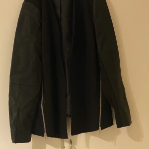 Jacka - En medellängd jacka med skinn armar haft på mig den en gång