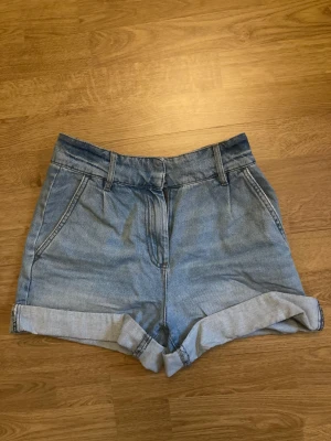 Jeansshorts - Säljer mina superfina jeansshorts då de nu är för små 🫶🏻 Väldigt väl använda och därav det låga priset men i väldigt bra skick! Jättegammal bild på hur de sitter också haha men verkligen så fina! ❤️